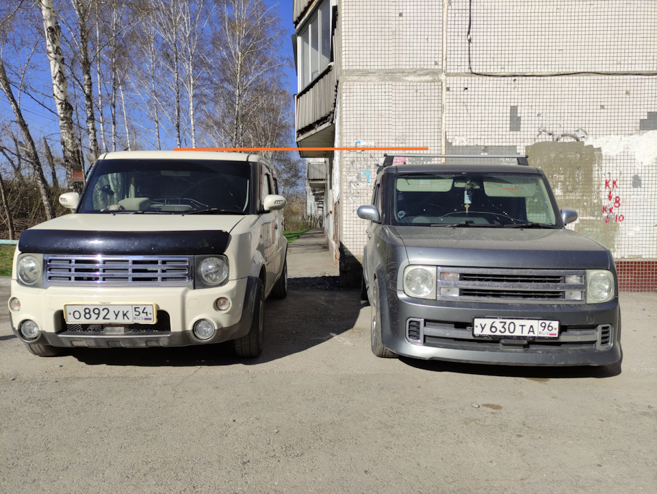 А вот на этом фото, два длинных куба. Мой, естественно, слева. Оранжевой горизонтальной линией отмечена разницы в высоте, между стоком и лифтом. Серый куб не занижен. Просто в Райдере. — Nissan Cube II