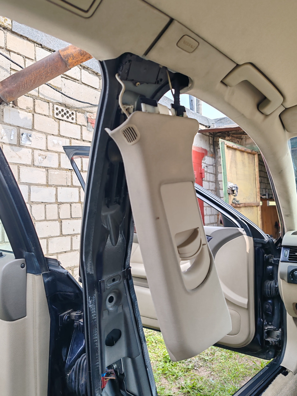 завожу ремень в прорезь — Audi A6 Avant (C5)