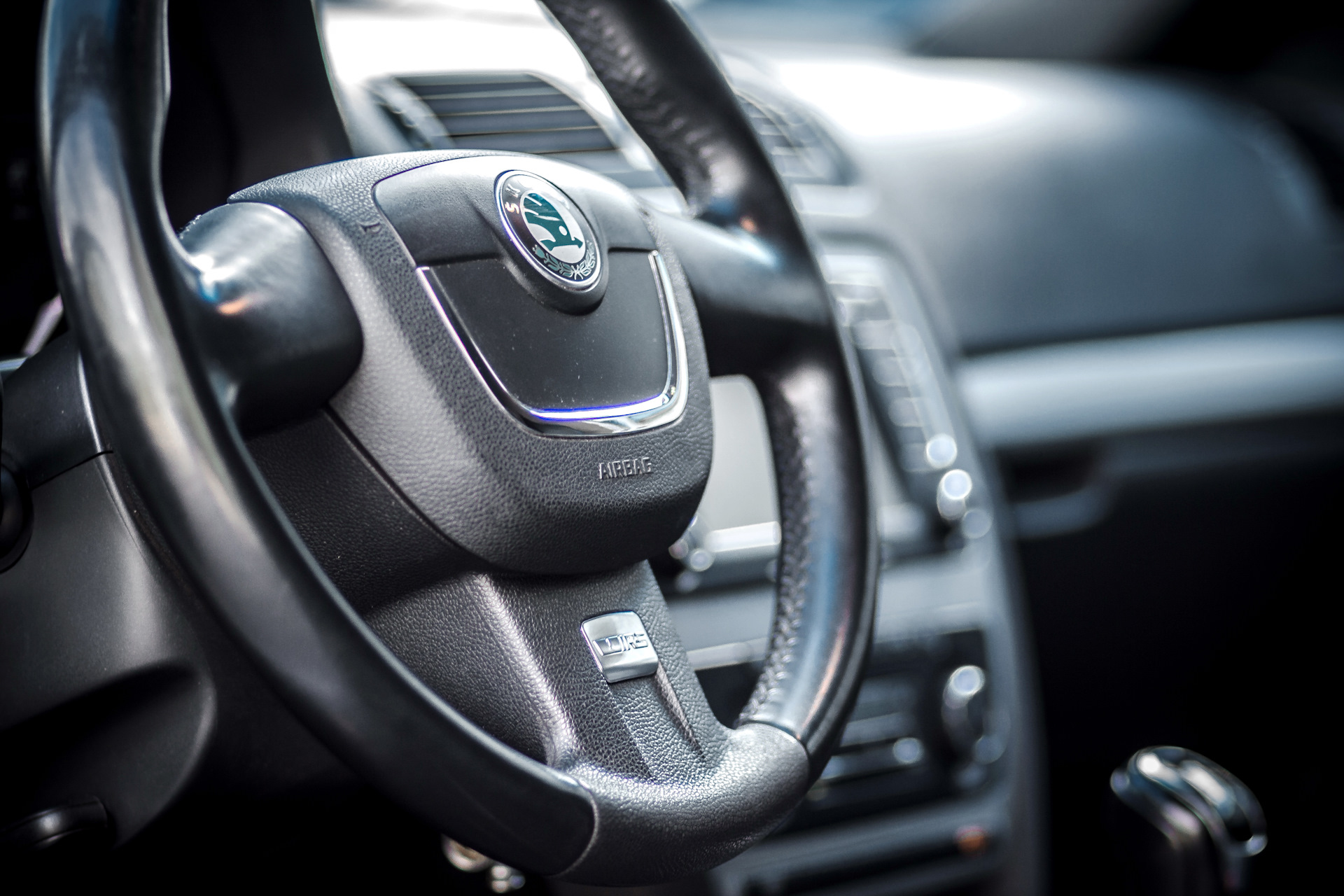 Шильдик на руль. Руль VRS Skoda. Руль Skoda Octavia VRS. Трехспицевый руль Шкода. Шильдик VRS на руль.