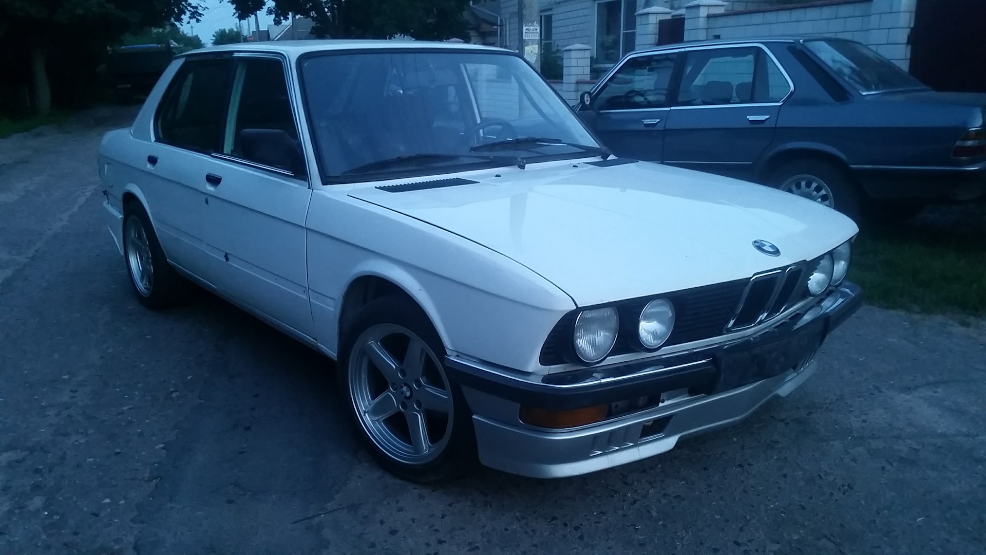 BMW 5 series (E28) 2.8 бензиновый 1986 | Машина Бэтмена на DRIVE2