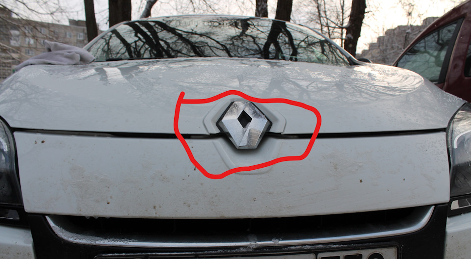 Как снять эмблему рено Установка уплотнителя капота. - Renault Megane III, 1,6 л, 2014 года стайлинг DR