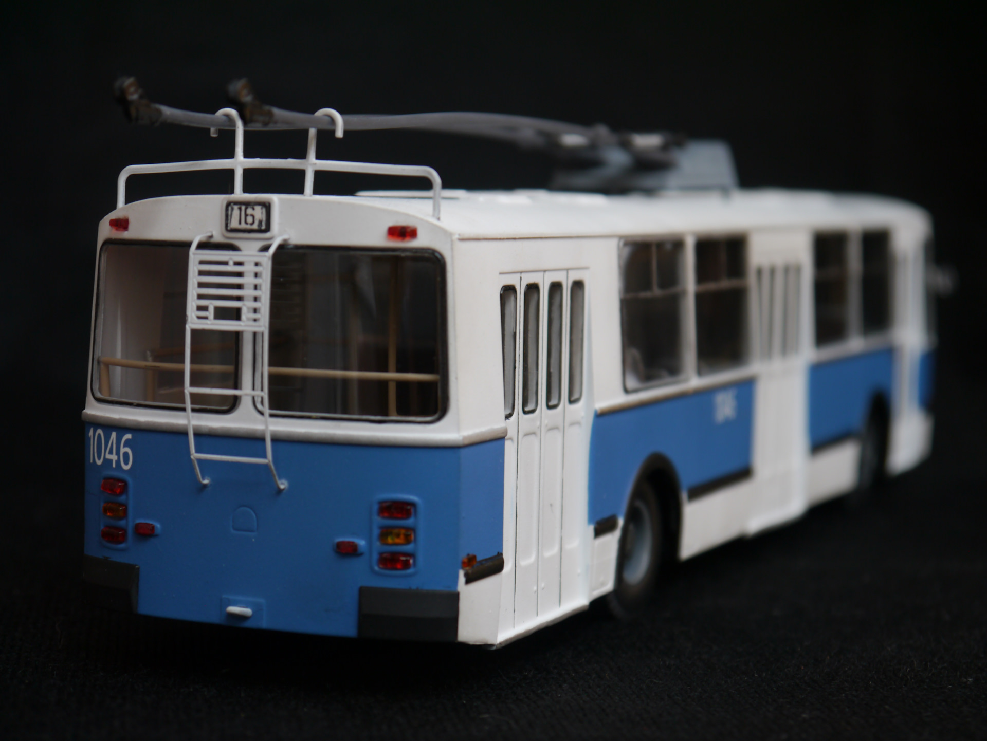 Коллекция троллейбусов зиу. ЗИУ 1/43. ЗИУ-9 1 43. ЗИУ-9 троллейбус. Модель троллейбуса ЗИУ-9.