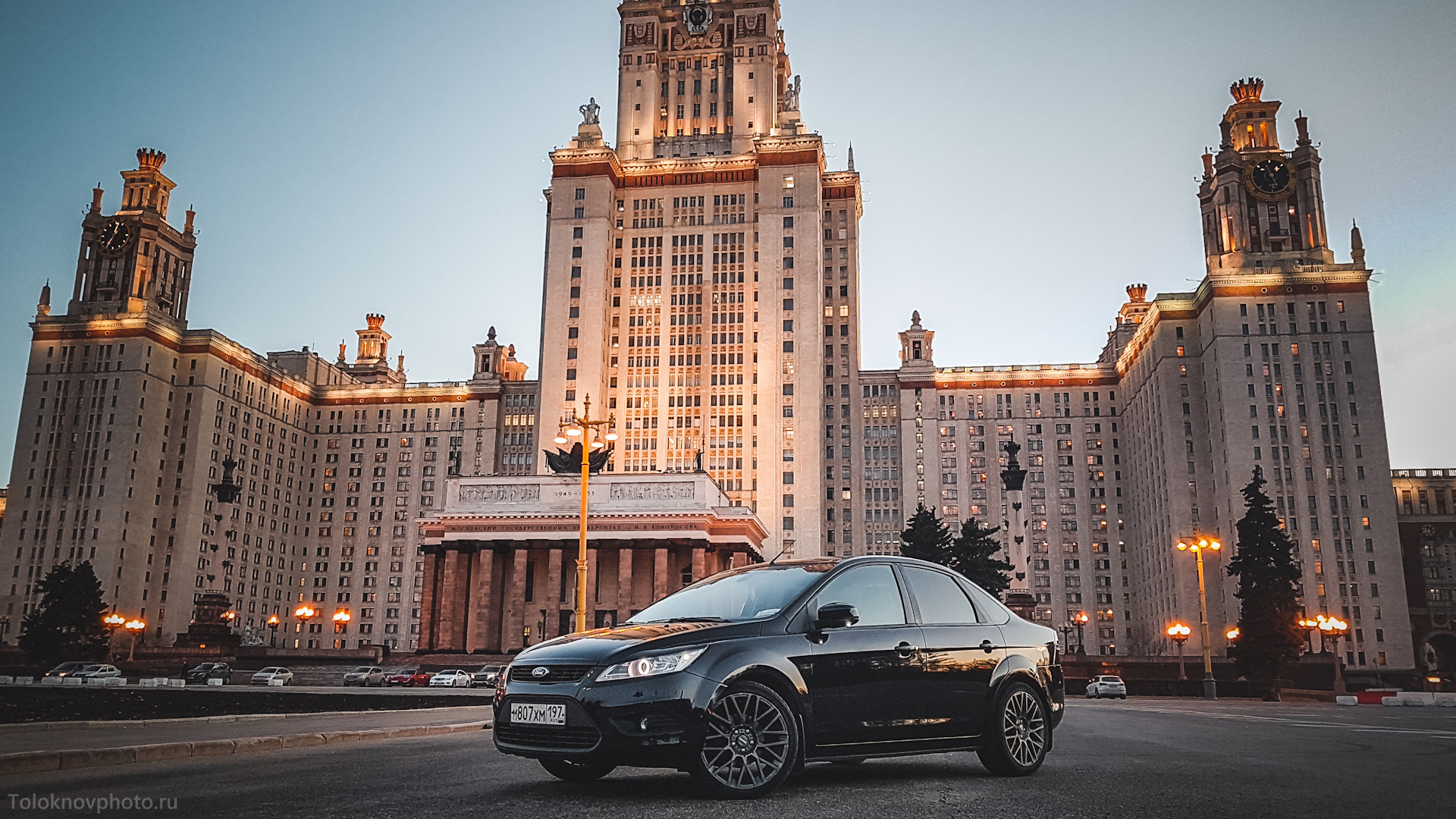 Авто москвы фото. Машины у МГУ. Парковка смотра МГУ. Около МГУ. Мерседес около МГУ.