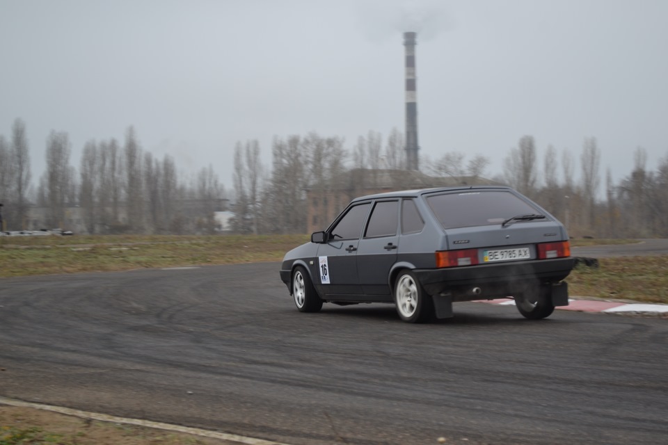 Тормоз, вход, апекс, раскрытие, газ-гааааз! История одного поворота ...