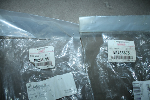 MR455675 Стойка амортизационная газовая, передняя Mitsubishi | Запчасти ...