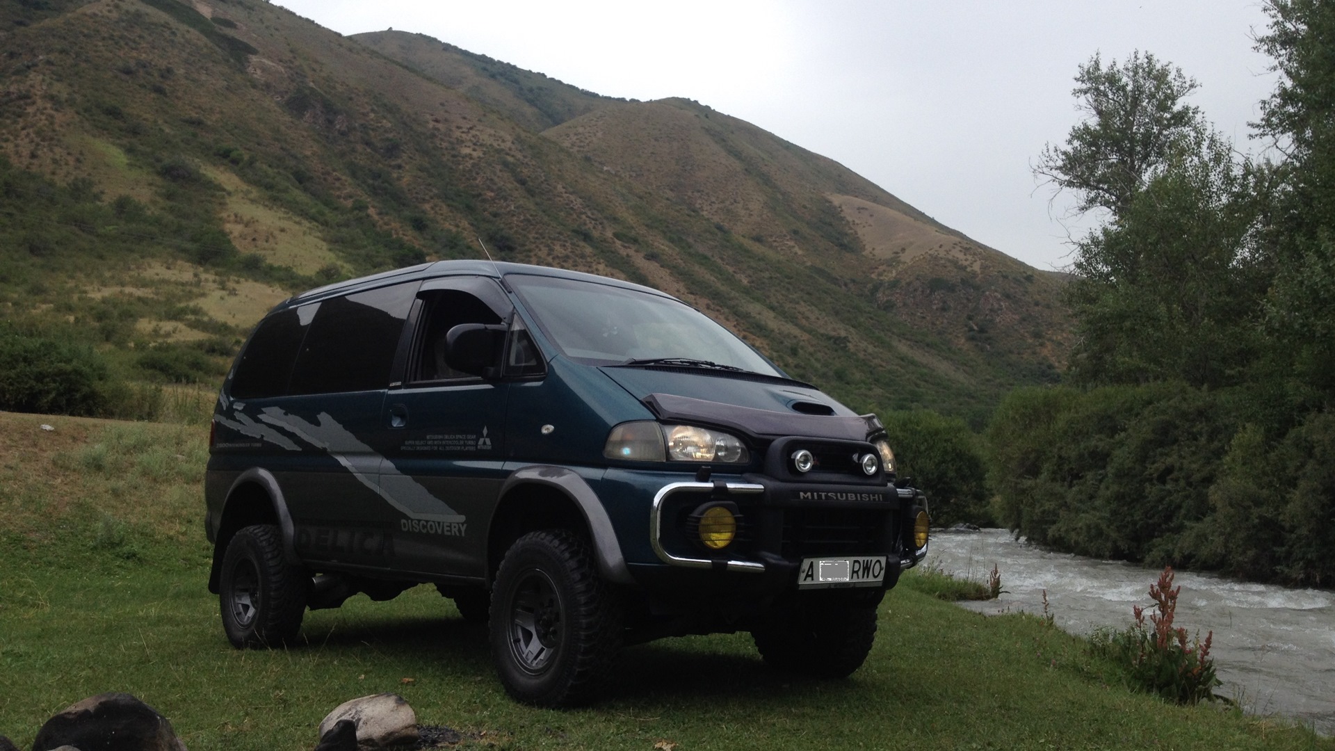 Mitsubishi l400. Митсубиси л 400 в лесу. Delica l400 LWB углы съезда. Головная оптика на Митсубиси Делика l400 левый руль. Митсубиси из Казахстана.