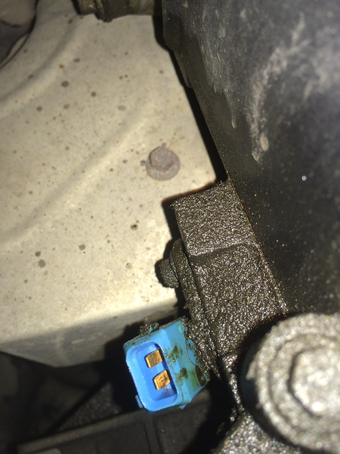 Замена прокладки клапаной крышки — Ford Fusion, 1,6 л, 2008 года ...