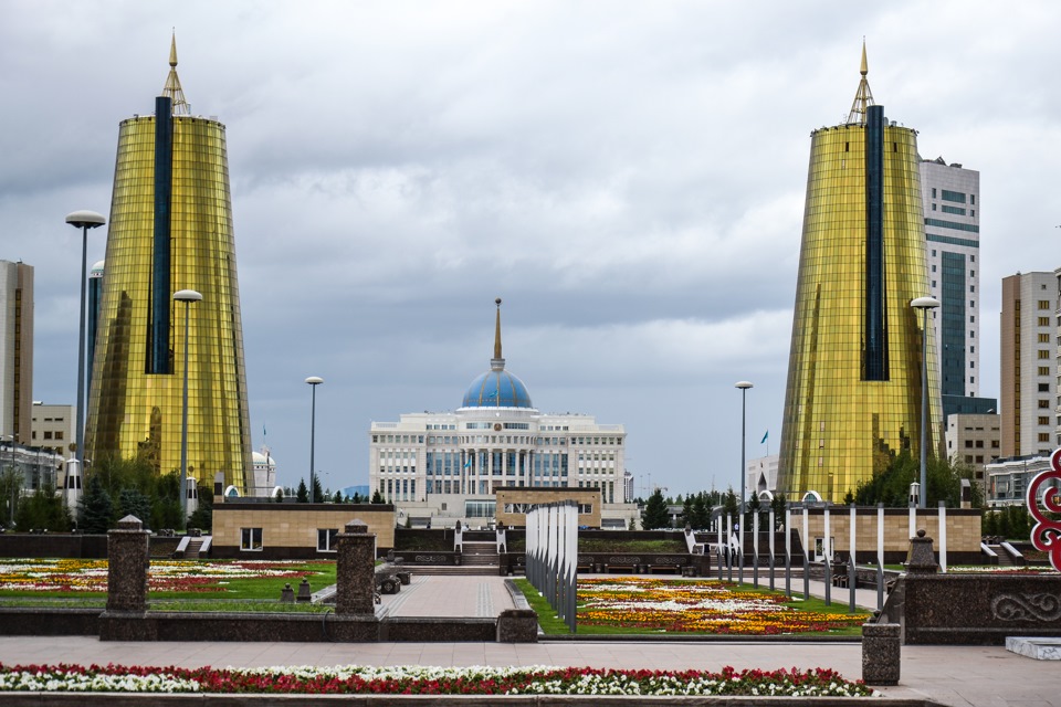 Астана высотки. Две желтые высотки в Астане. Золотые небоскребы в Астане.