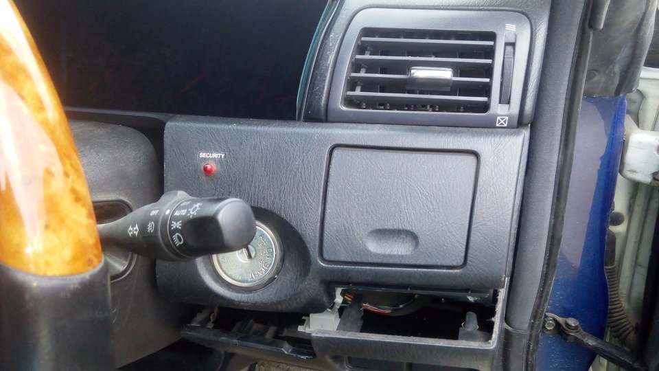 Разбор пластика щитка приборов — Nissan Gloria (11G), 3 л, 2001 года ...