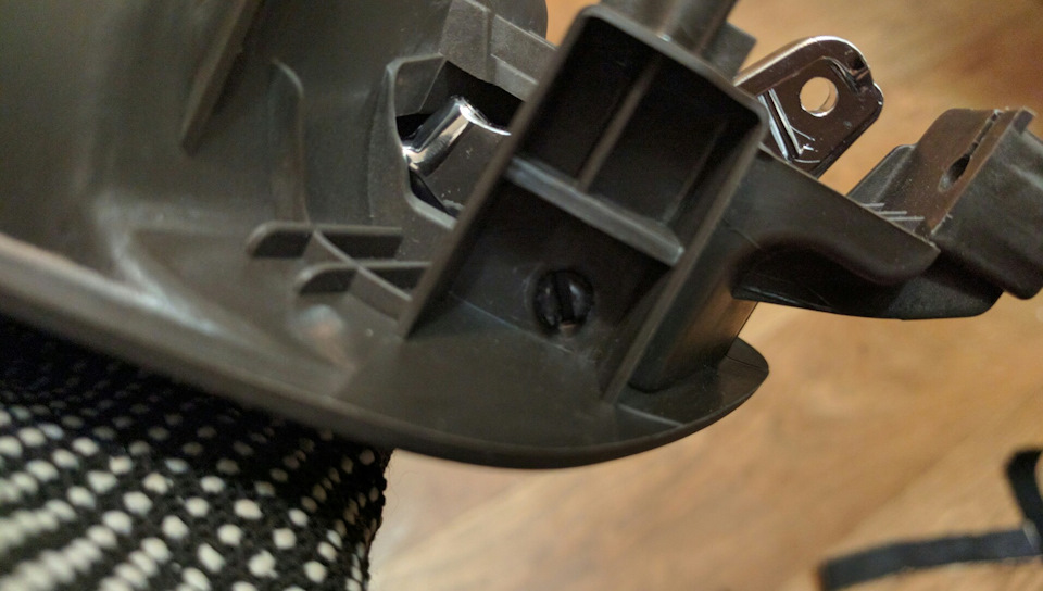 Чтобы снять ручку нужно вытащить ось — Chevrolet Cobalt (2G)