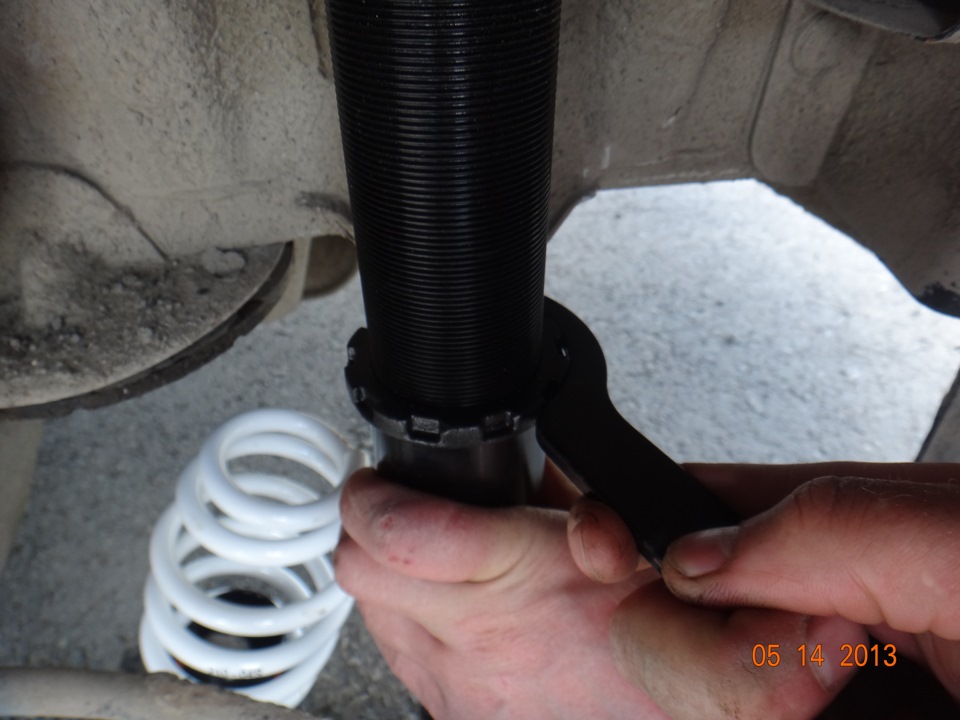 незабудте затянуть контргайку спец ключом иначе аморт будет брякать — Chevrolet Cruze (1G)