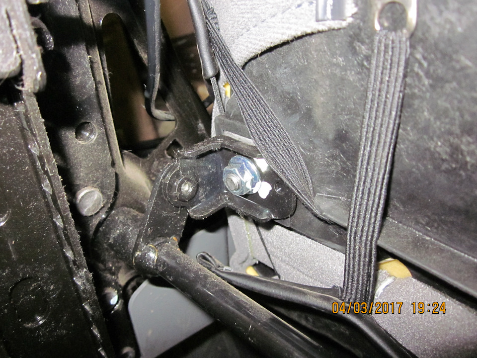 Заднее правое (по ходу движения) стоковое крепление подушки к каркасу. — Daewoo Gentra