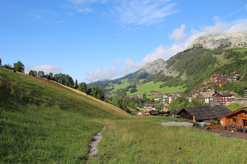 Вид на нашу деревню Лё Шинайон (Le Chinallon) по пути к озеру дё ля Кур (Lac de la Cour) — Audi A4 (B9)