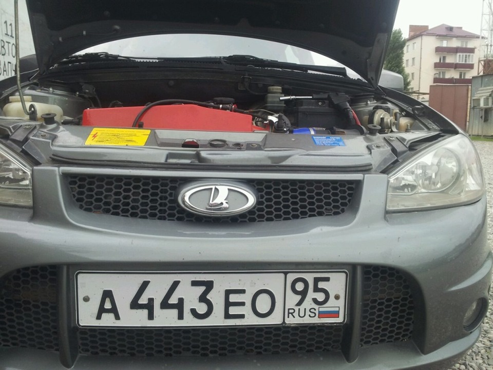 Подкапотное пространство) — Lada Калина хэтчбек, 1,6 л, 2009 года ...