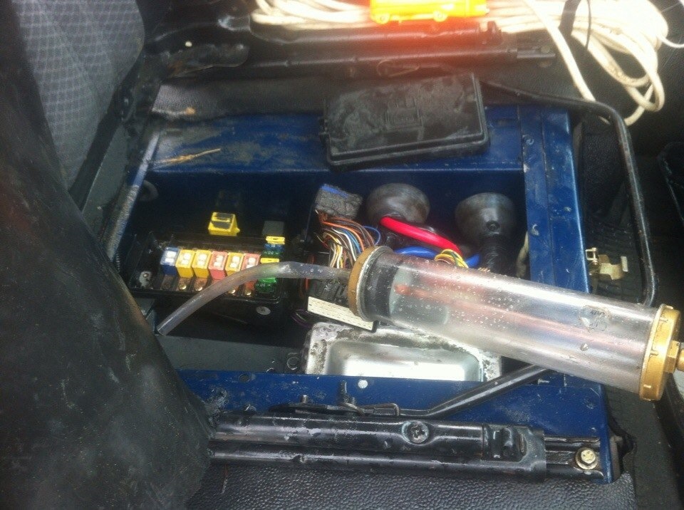 чудом в инструментах оказался шприц для заливки масла, удаляем СОЛЕНУЮ воду из ящика с электроникой — Land Rover Defender (L315/L316)