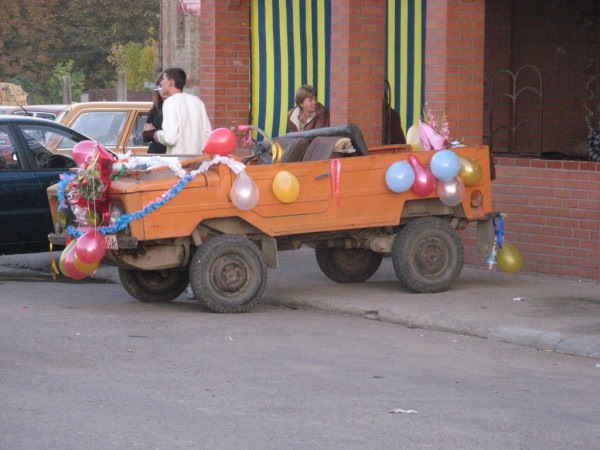 Крутая тачка и колхозник