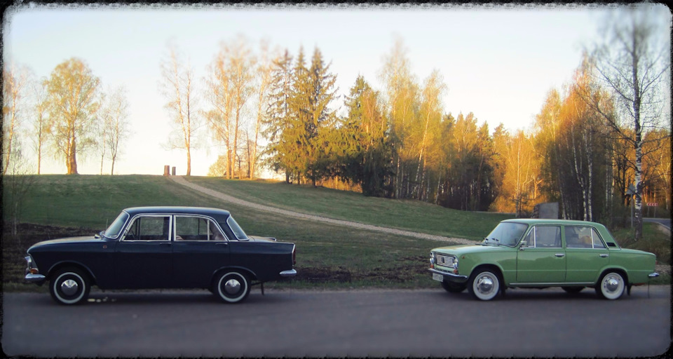 Наши машины у подножья кургана. Обратите внимание на лужу под моим картером – это, черт его дери, масло. Но, оно потекло и перестало, а лужу я забросал песком — Москвич 408