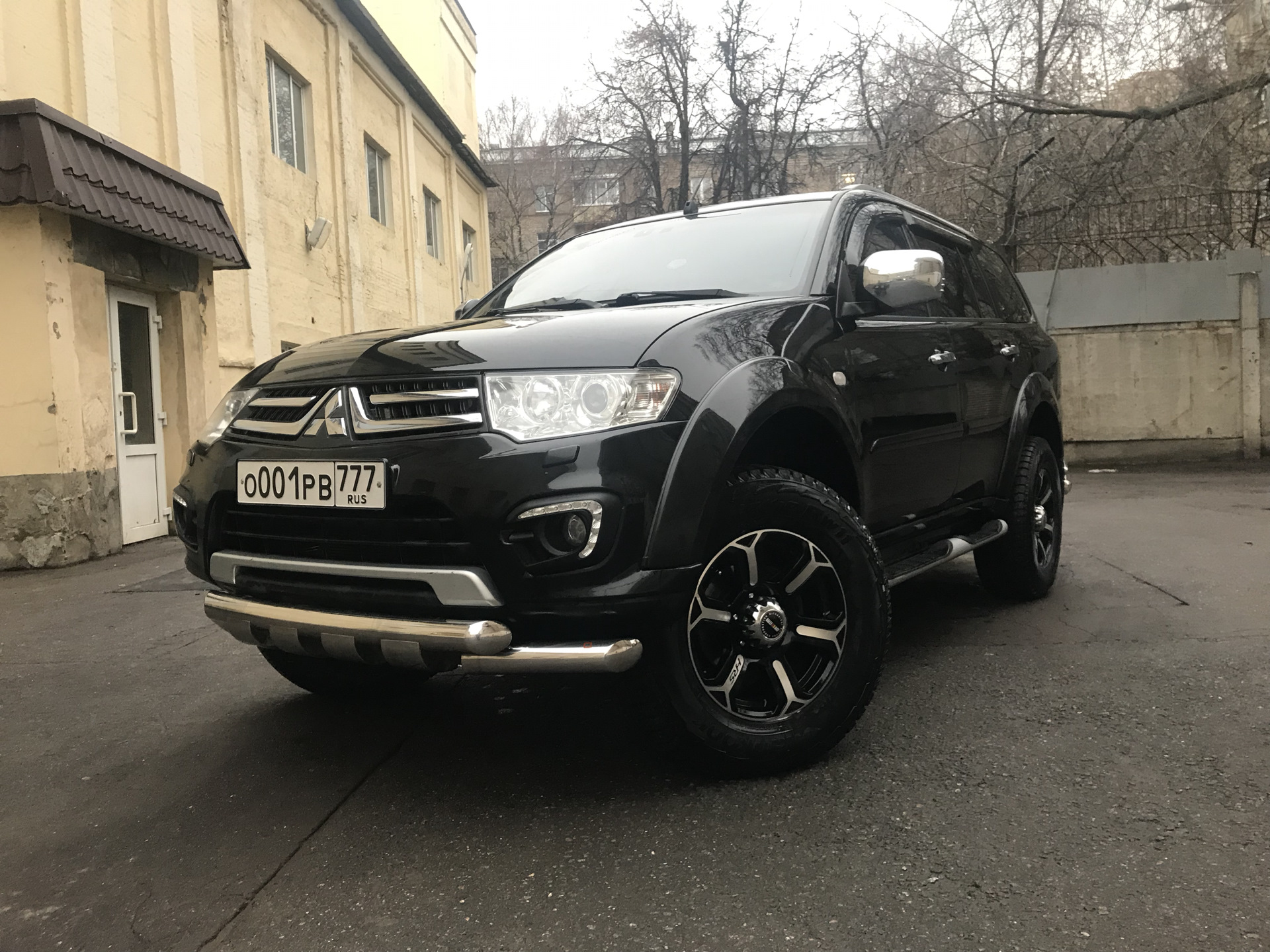 Паджеро спорт ходовые огни. ДХО на Митсубиси Паджеро спорт 2. Ходовые огни для Мицубиси Паджеро спорт 2.