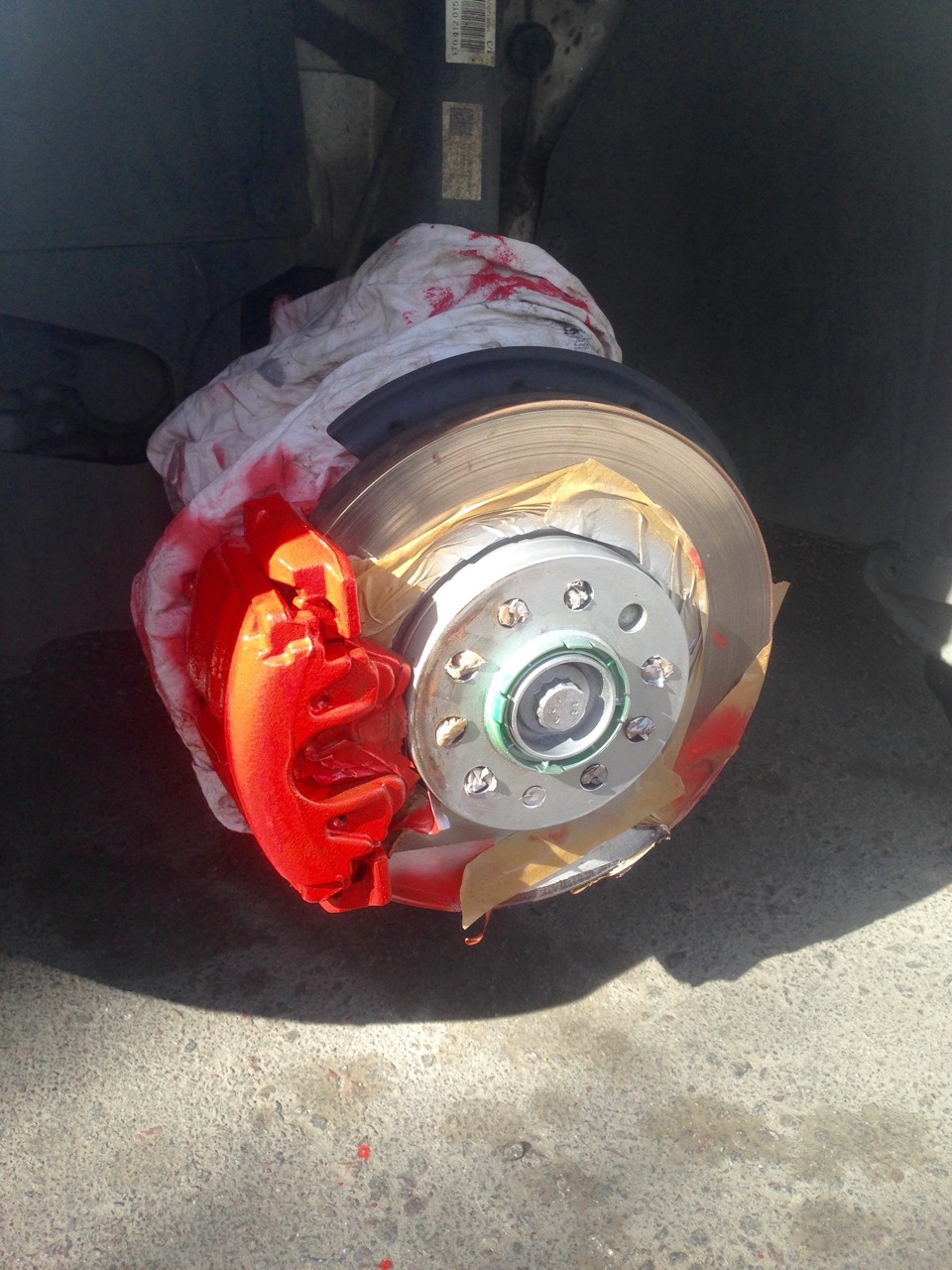 Р.Э.Д. — Суппорта в красный. — Volkswagen Golf Mk6, 1,4 л., 2012 года ...