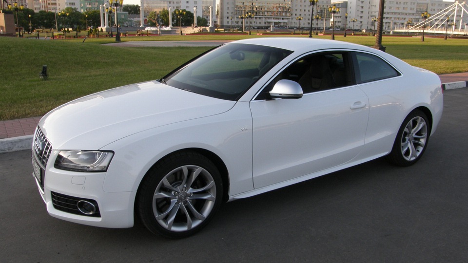 White 5. Ауди s5 белая. Audi s5 2008 белый. Audi s5 4.2 2008 белая. Audi a5 ibis White.