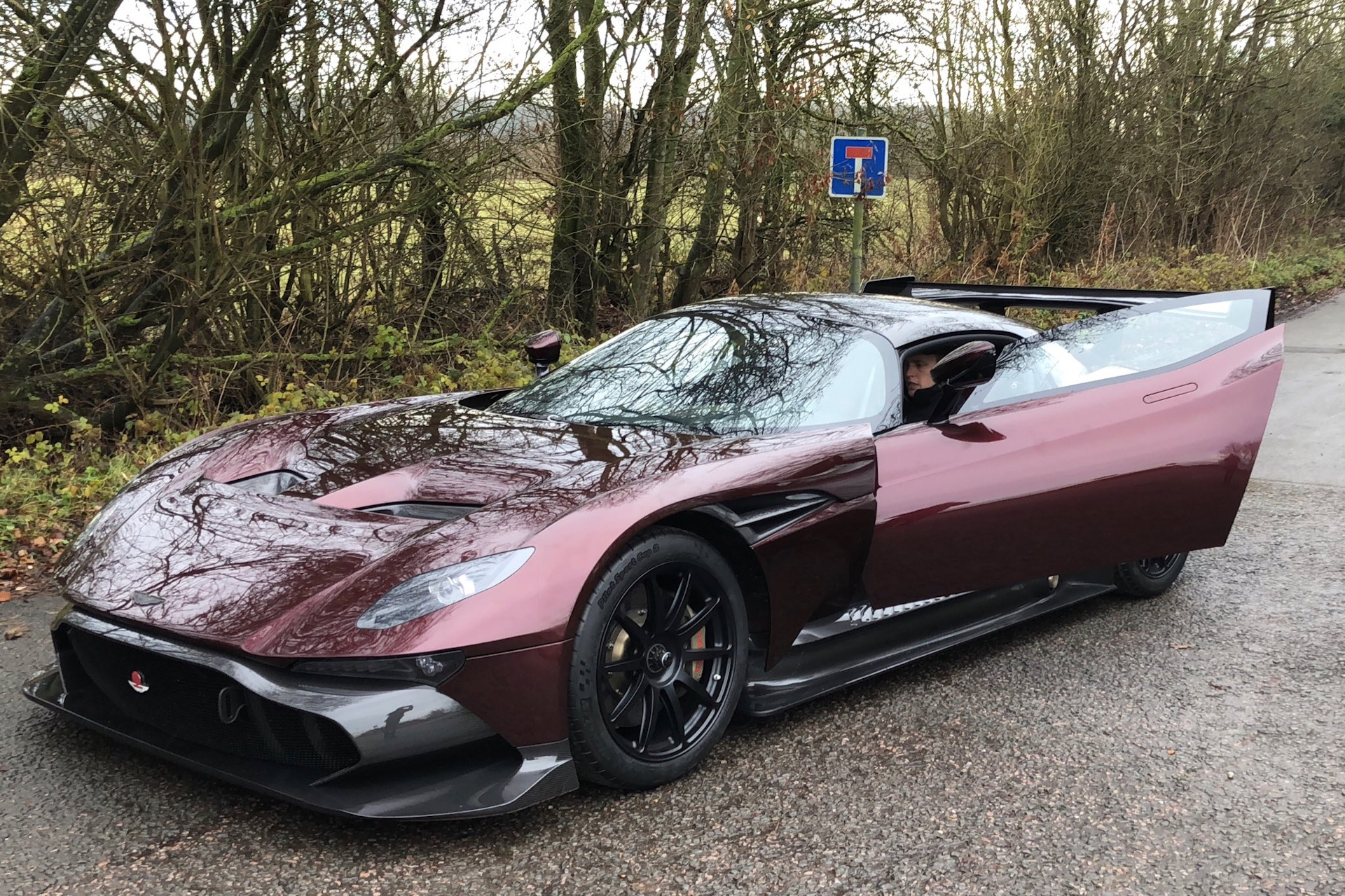 Aston vulcan. Aston Martin Vulcan. Aston Martin Vulcan Street-legal. Aston Martin Vulcan Road legal. Астон Мартин вулкан дорожная версия.