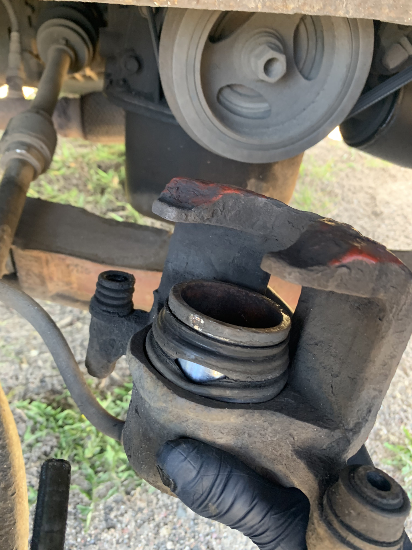 Замена пыльников задних направляющих суппорта movano. Как поменять резинки суппорта. Как поменять резинки суппорта. Как поменять резинки суппорта. Задние суппорта на рав 4.