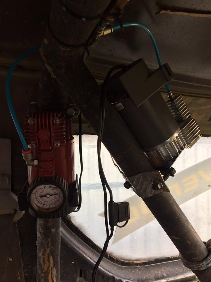 Дуют в общую трубку но в случае отказа одного их них обратный клапан блокирует не рабочий — Suzuki Jimny (1G)