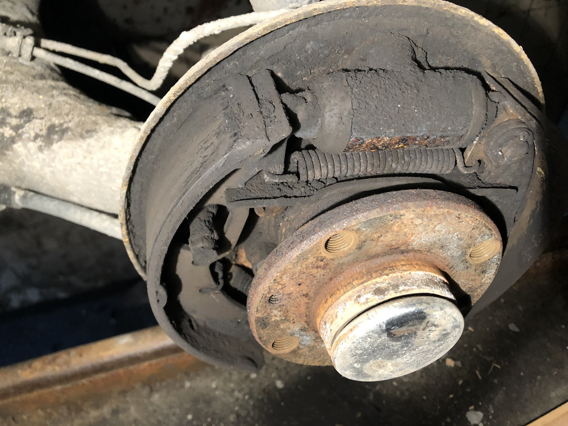 Ваз 2114 направляющая колеса. Задние тормозные колодки форд сиерра диаметр меньше 228. Скрежет в заднем колесе. Скрежет в заднем колесе. Лансер 9 шоркает заднее колесо.