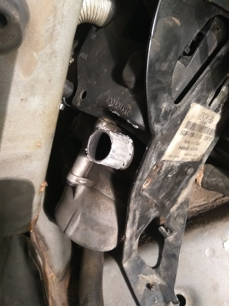 Наносим герметик трубку котла и немного внутрь выхлопа — Volvo XC70 III