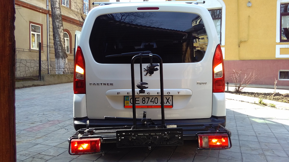 Проверка проделанной работы на креплении для велосипедов THULE (есть и такая в хозяйстве.). Все работает ))) — Peugeot Partner Tepee