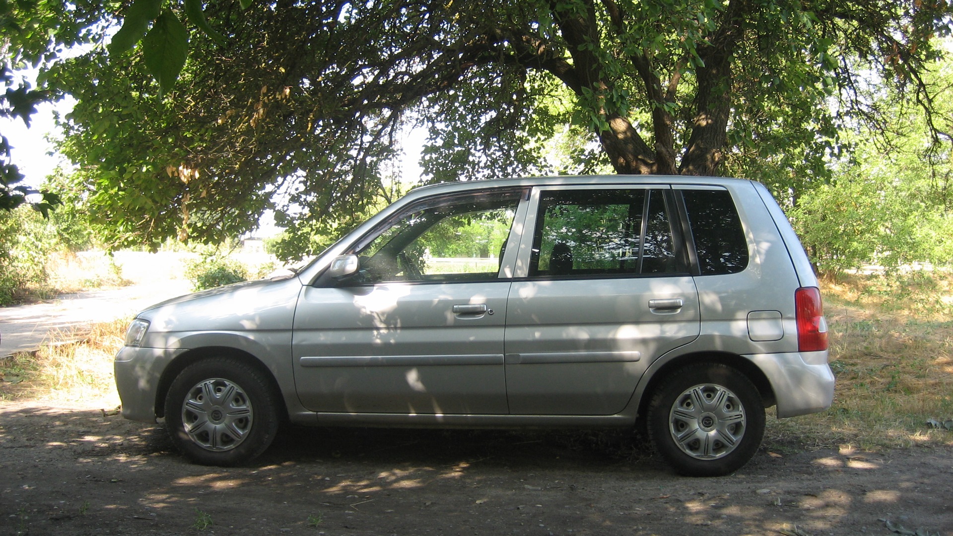 Mazda Demio (1G) 1.3 бензиновый 2002 | серебро на DRIVE2