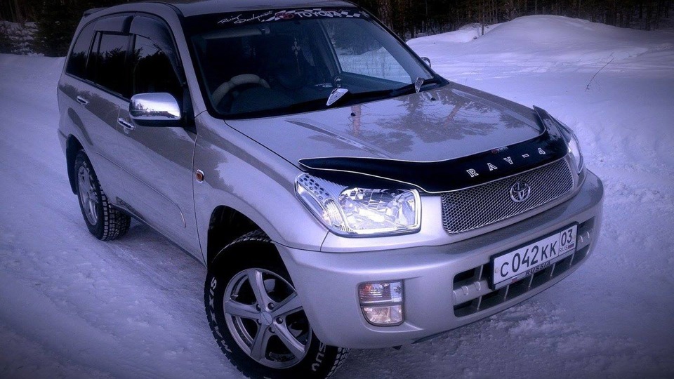 Рав 4 алтайском крае. Toyota rav4 2001. Toyota rav4 2002 ресничка. Toyota rav4 реснички. Реснички Тойота рав 2 2 поколения.