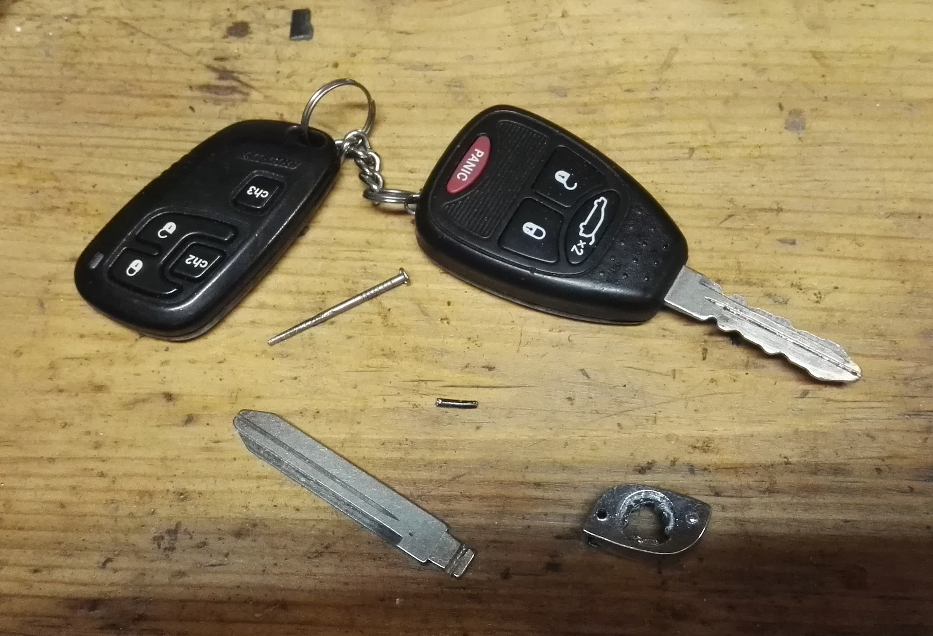 Тест 2 ключ. Ключ Chrysler 300c. Выкидной ключ Chrysler. Ключ Chrysler 300c батарейка. Ключ Крайслер Пацифика.
