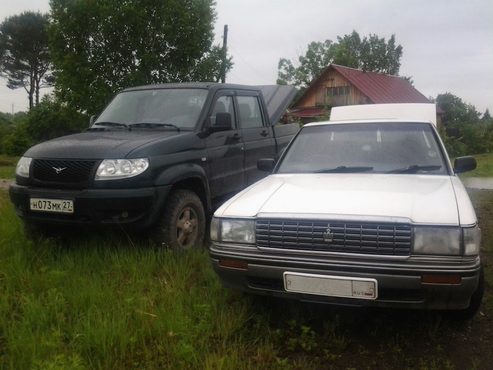 Краун на фоне Уазика кажется меньше конечно)) — Toyota Crown (S130)