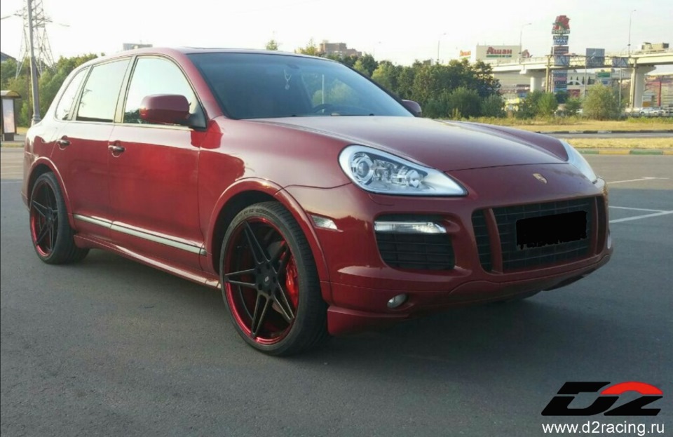 Porsche Cayenne красный на белых дисках