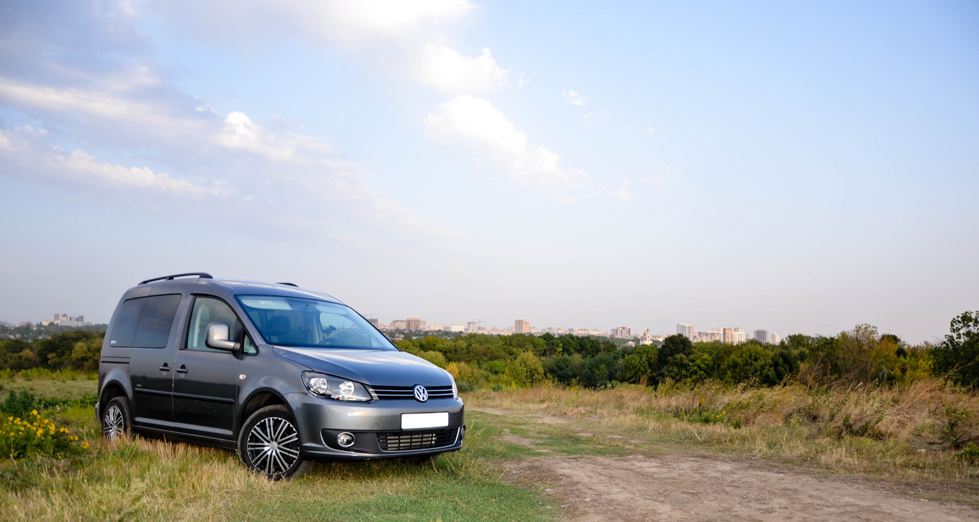 Volkswagen Caddy на пейзаже