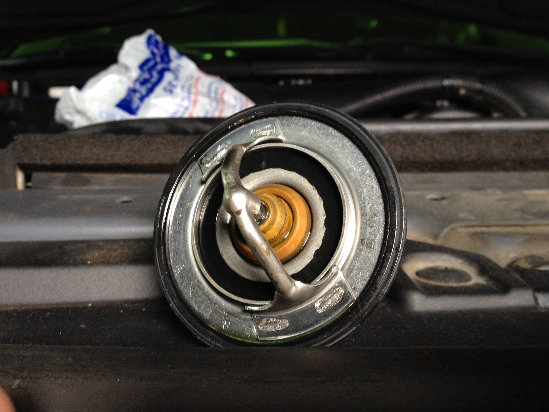 Термостат система охлаждения двигателя легкового автомобиля?. Термостат wahler 41034882d. Термостат фольксваген пассат б3. Как работает термостат в машине схема. Завальцовка шаровых опор.