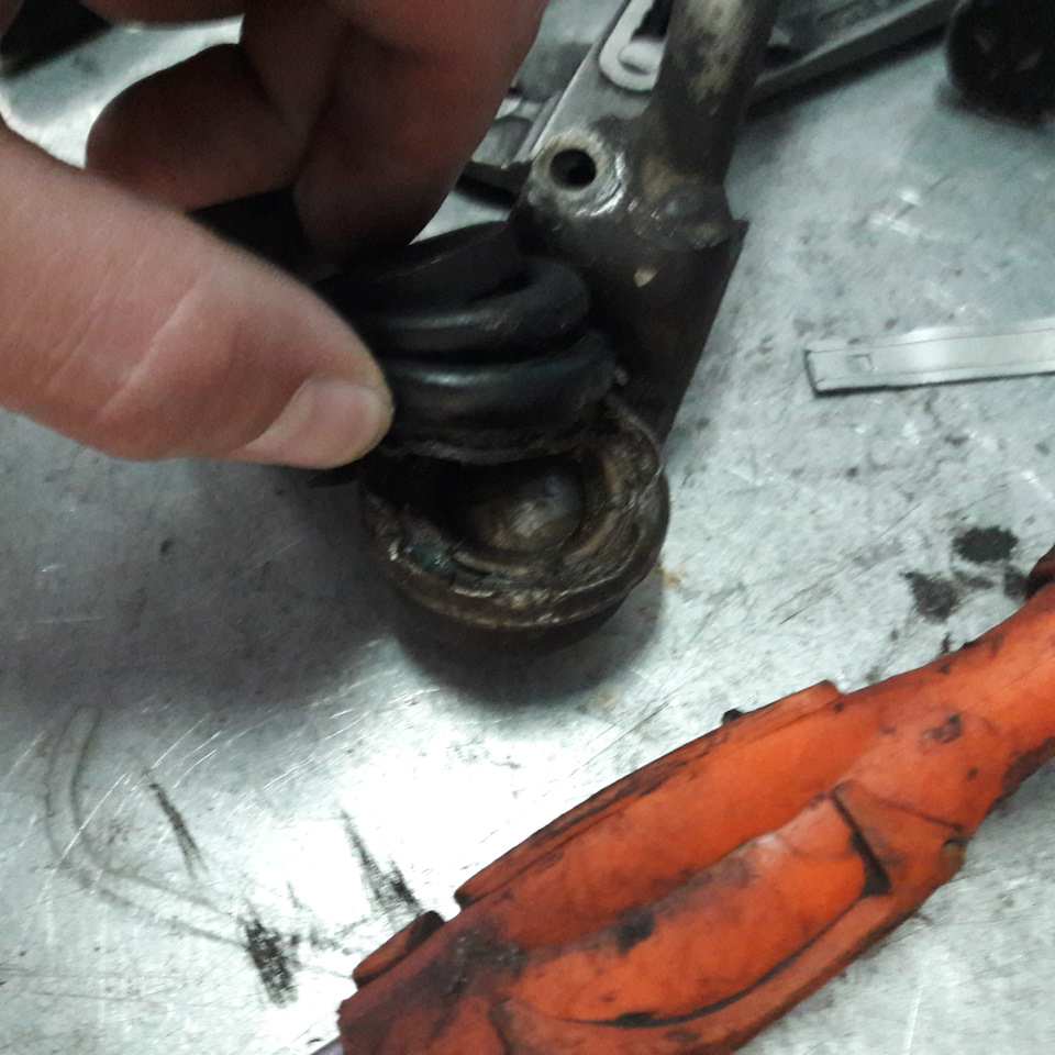 До меня сухарь уже меняли. Чтобы его вытащить необходимо развальцевать обойму. — Audi A4 Avant (B7)