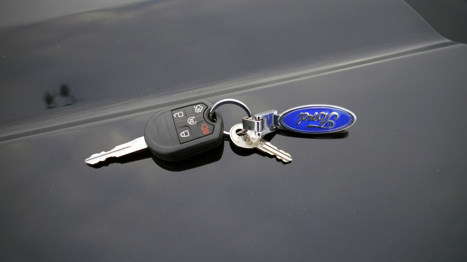 Игра ключ от машины. Ключи от авто. Ключи от автомобиля на столе. Ключ для автомобиля синий. Ключи от Ford в руках.
