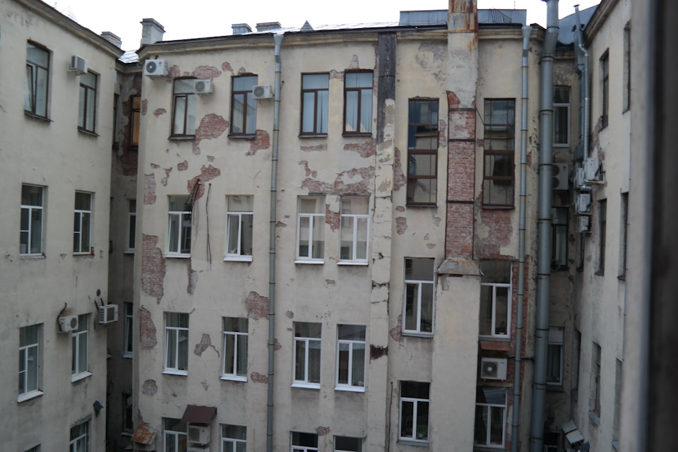 Удивляюсь, как кондиционеры монтировали в углах зданий и вообще — зачем там окна? — Mazda CX-5 (1G)