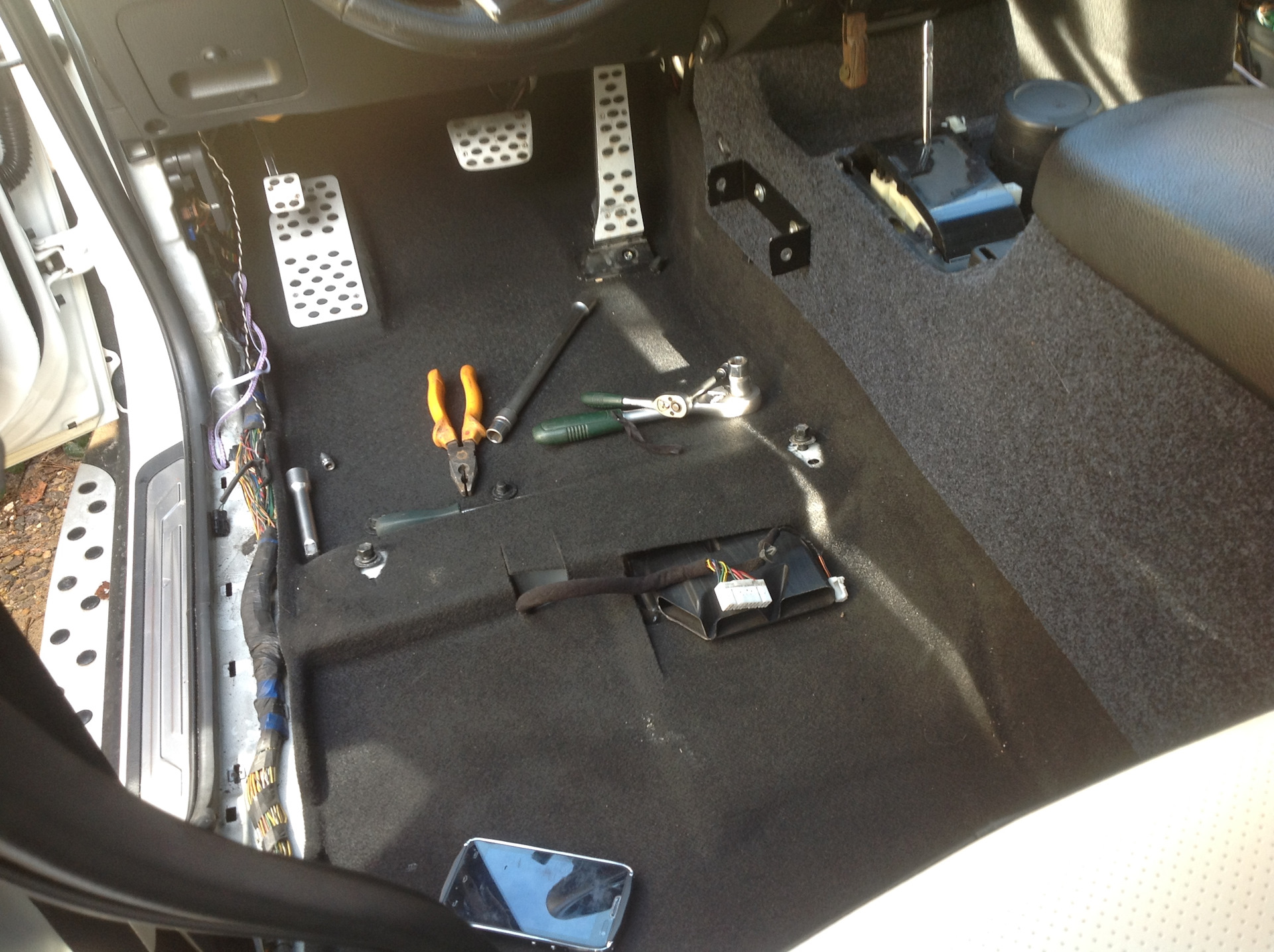 кожух петель заднего сиденья kia sorento. сломалось водительское сиденье соренто хм. как снять сидение соренто. как снять сидение соренто.