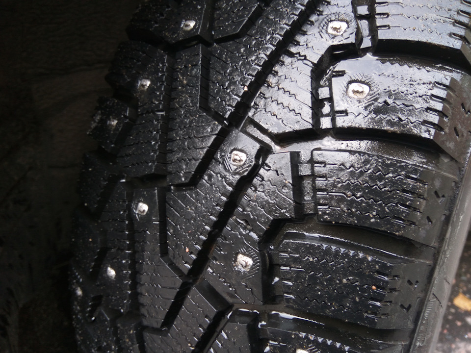 Pirelli winter ice zero. Шипованная резина Пирелли 16. Дошиповка Pirelli Winter. Pirelli с отверстиями под шипы. Пирелли шипы бу.