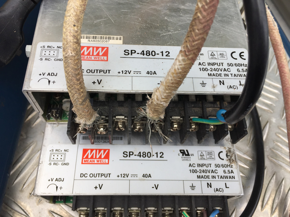 пара импульсных блоков питания по 40А каждый — Land Rover Defender (L315/L316)