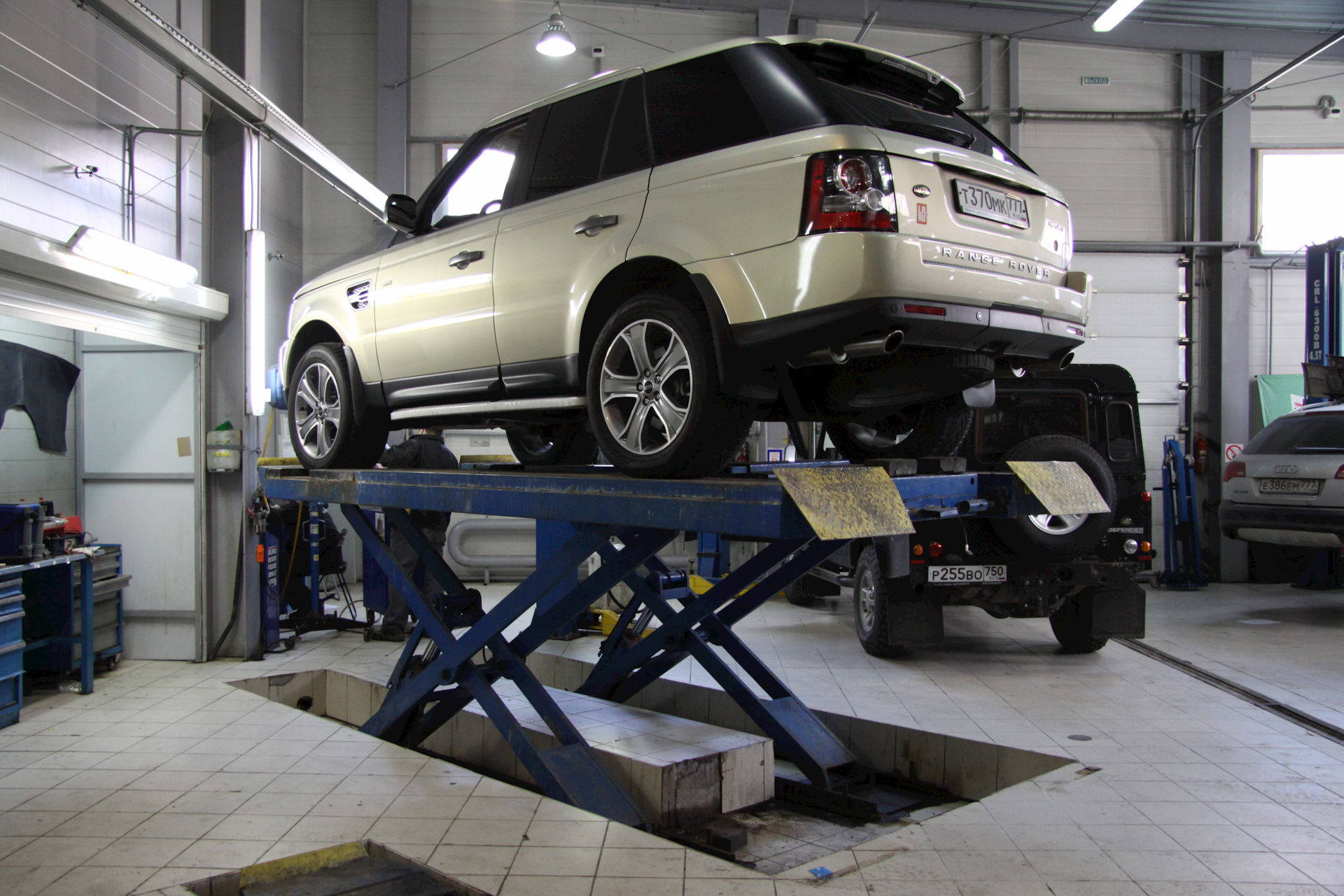 Сервис range rover. Рендж Ровер 3 на подъемнике. Рендж Ровер спорт на подъемнике. Range Rover Sport 2014 на подъемнике. Фрилендер 2 на подъемнике.