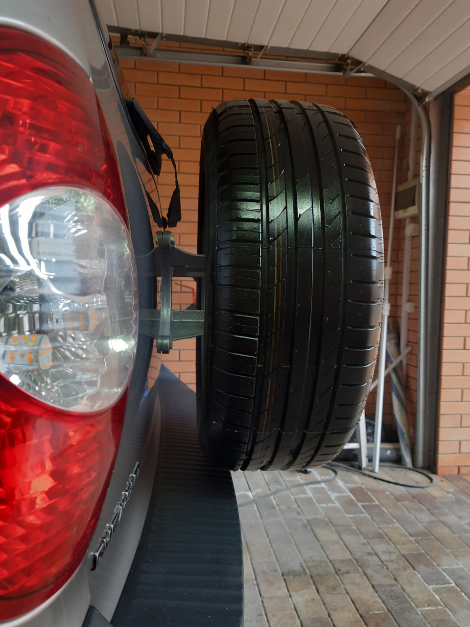 Запасное колесо на литом диске! — Chevrolet Niva GLX, 1,7 л, 2009 года ...