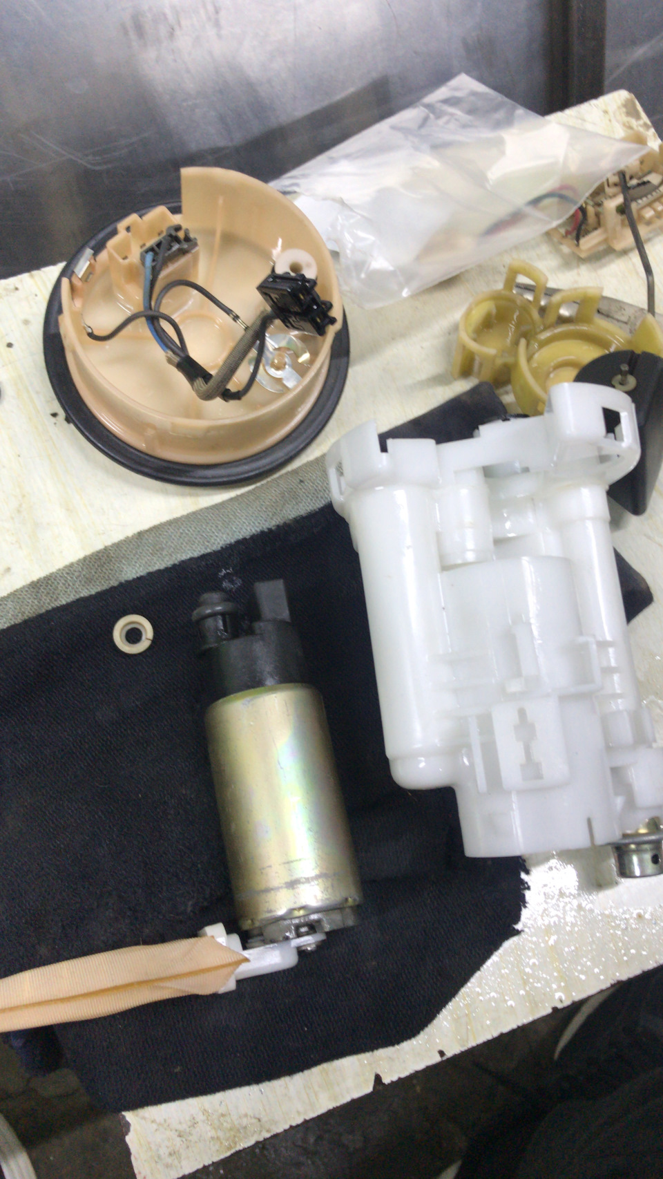 Замена топливного фильтра в баке — Toyota Camry (XV30), 2,4 л., 2003 ...