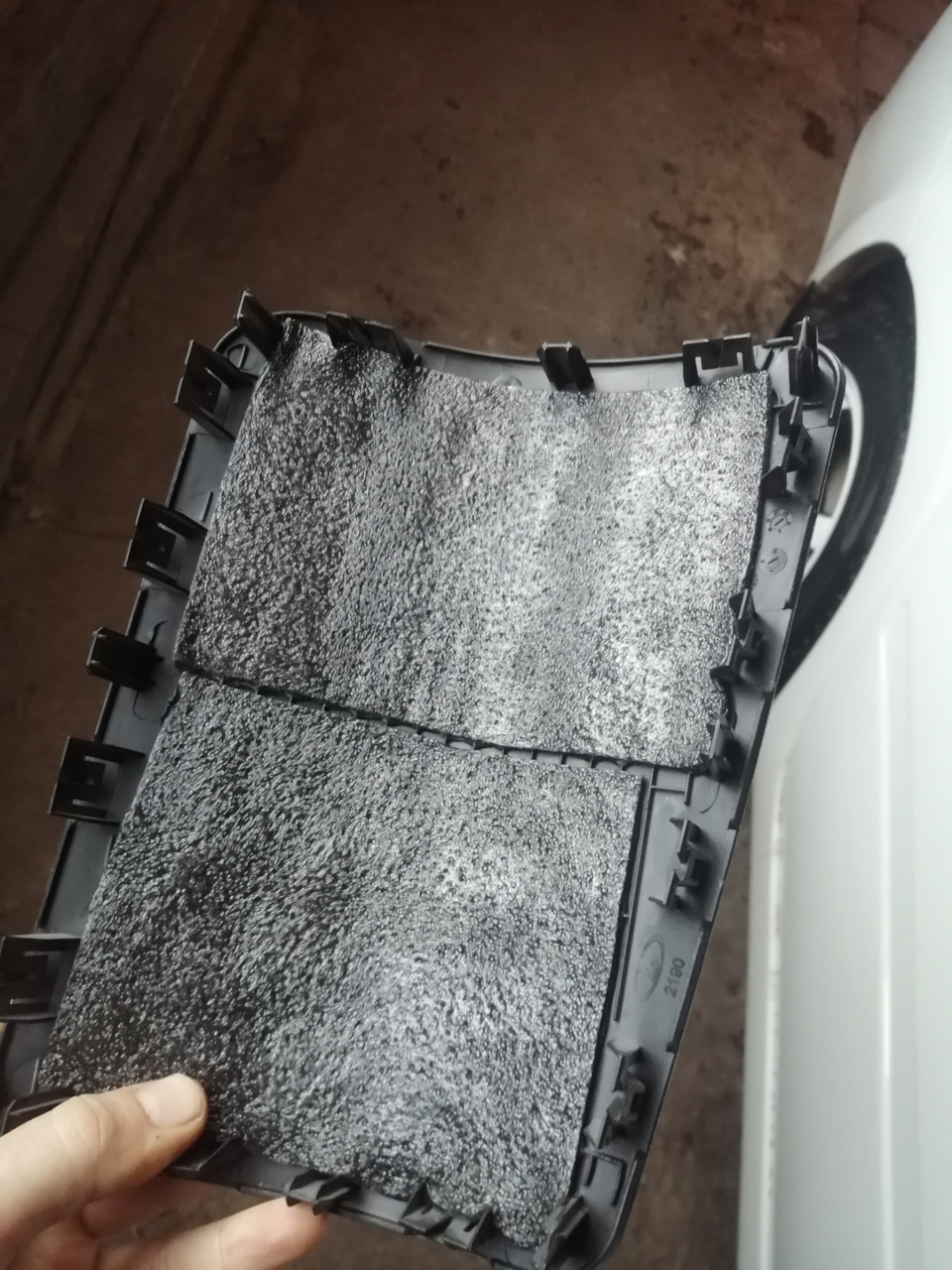 Заглушка подушки и на ней сам материал тем что клеил панель! — Lada Granta