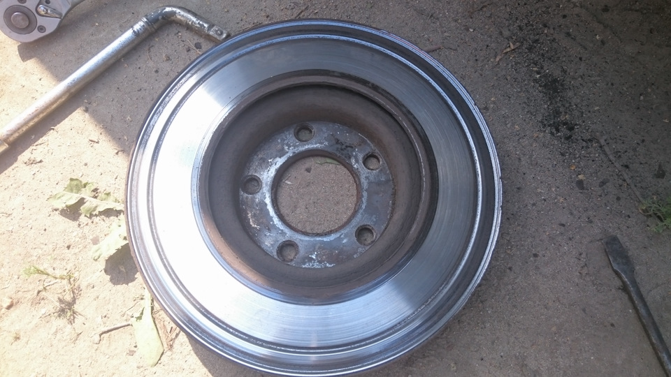 Выработка на тормозном диске — Mazda 3 (1G), 2 л., 2004 года | своими ...