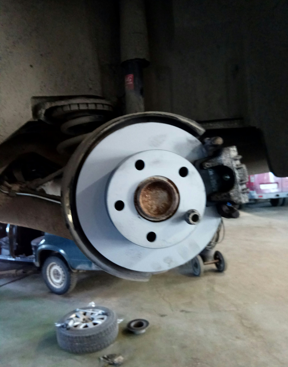 Задние тормоза — Volkswagen Passat B5, 1,8 л, 2001 года | визит на ...