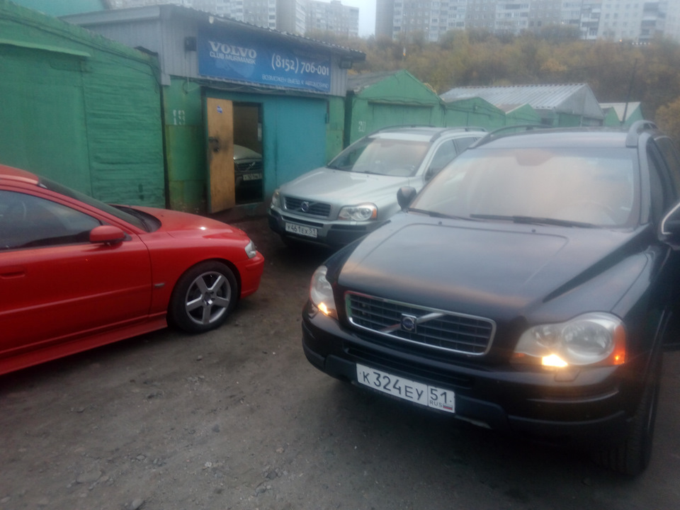 У мастерской — Volvo XC90 (1G). Запчасти на фото: 10090L